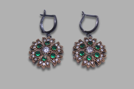 “Verde Eleganza” - Orecchini Vintage in Argento con Gemme Verdi